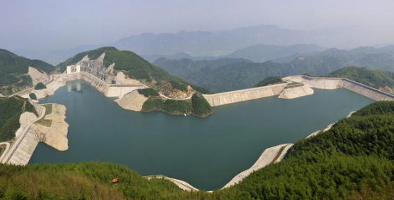 厉害中国在山上挖了一个超大水池，可更好地解决供电不平衡现象